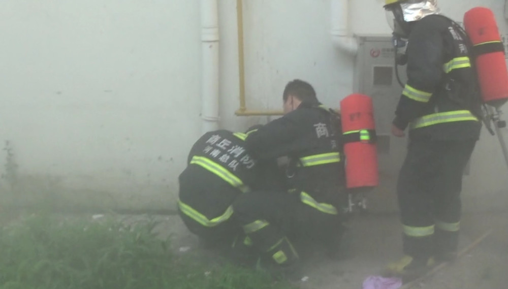 最帅公主抱!浓烟滚滚,消防员让出呼吸面罩怀抱老人冲出火场