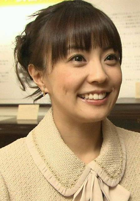 日本女主播小林麻耶首晒婚纱照,与小四岁老公笑容甜蜜超般配