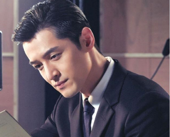 带你看胡歌的豪宅,全屋装修大白墙,但电视墙设计非常气派