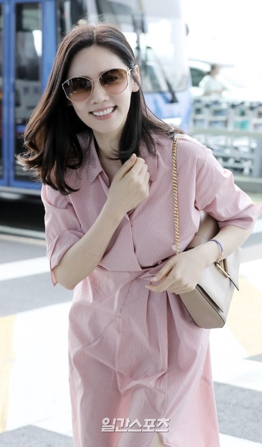 美呆!秋瓷炫容光焕发现身机场着柔美粉裙颜值依旧巅峰