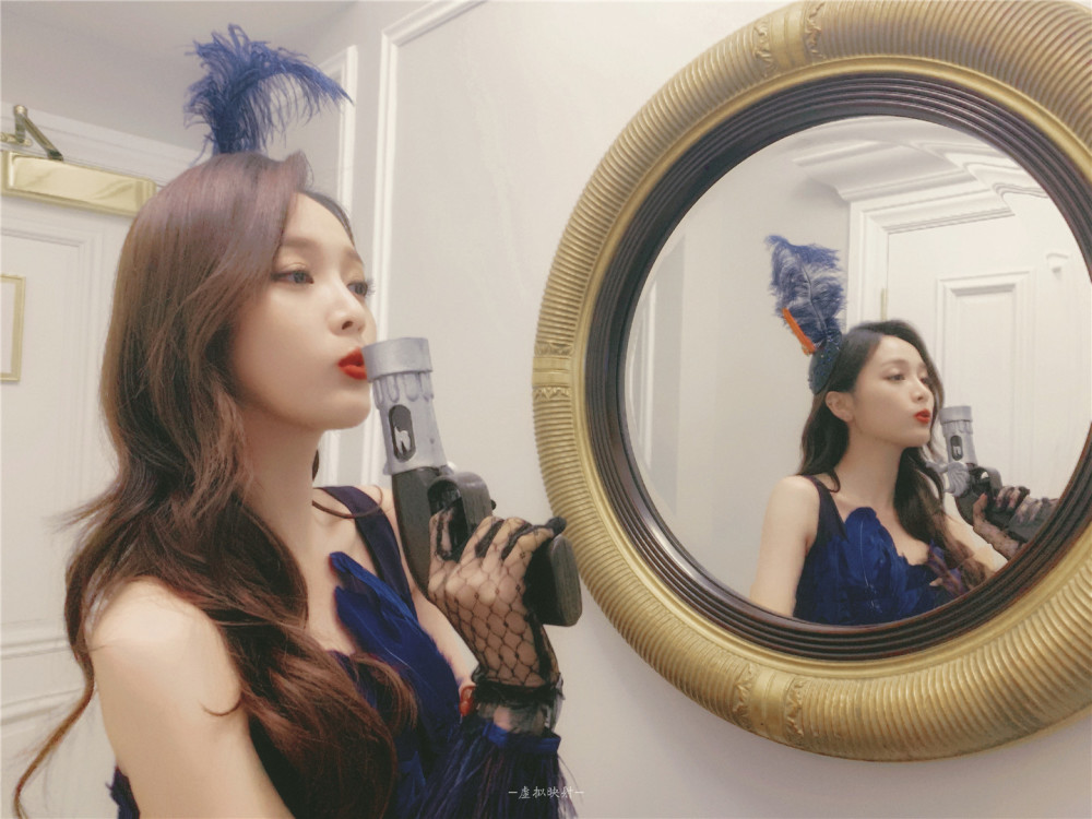 吴宣仪后台自拍照曝光,拿着枪的她格外冷艳!