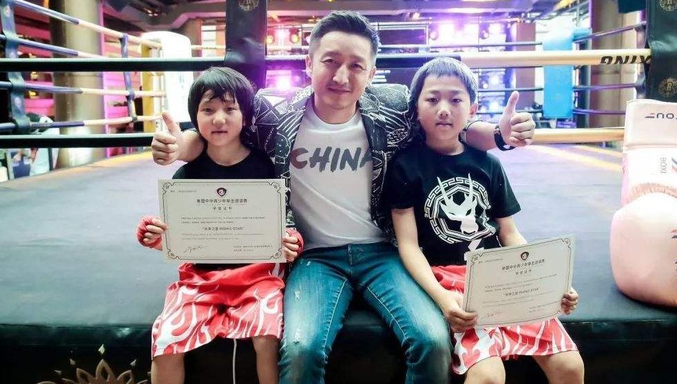 邹市明激动不已!8岁拳击女童"小汤圆"登台作战完胜!