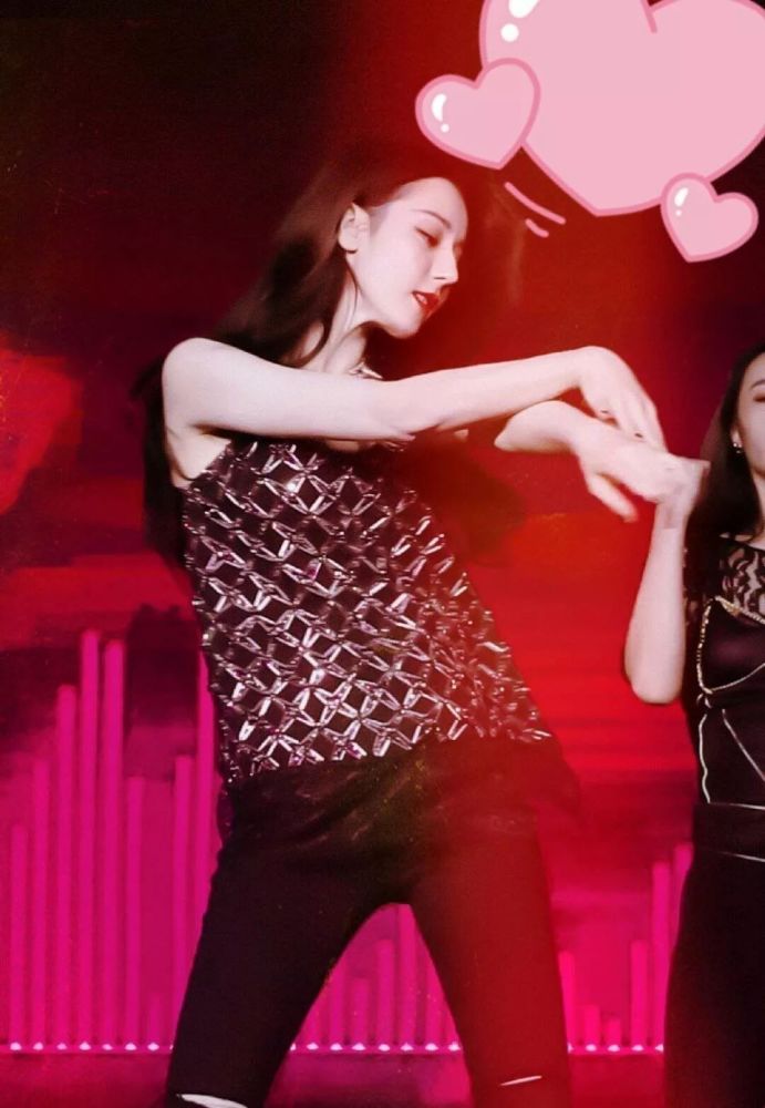 迪丽热巴生日会美成天仙实际加了很多滤镜,生