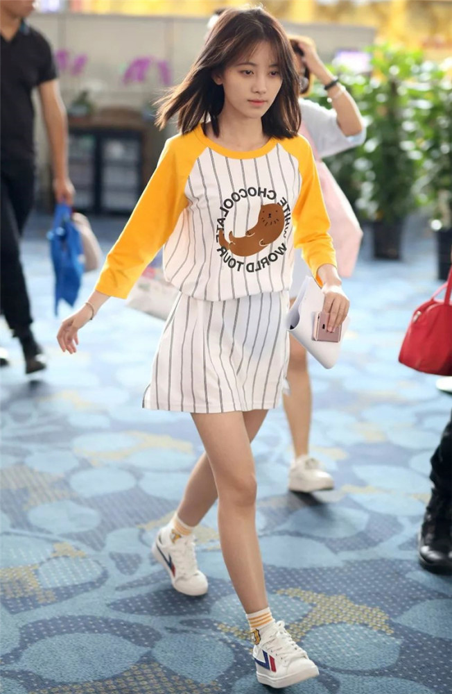 一穿t恤裙就像穿睡衣出门?景甜鞠婧祎来教你搭,时髦感满分