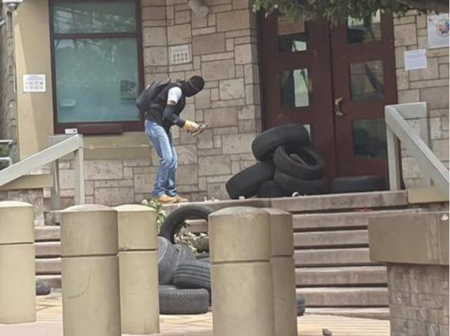 火烧美国大使馆!美国邻国终于爆发了,特朗普霸