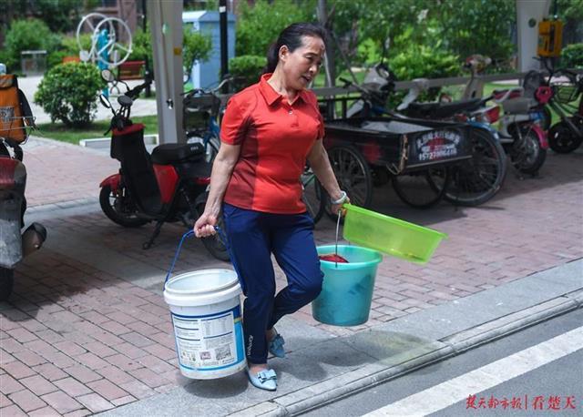 小区居民三天均靠提水度日物业回应正在抓紧解决