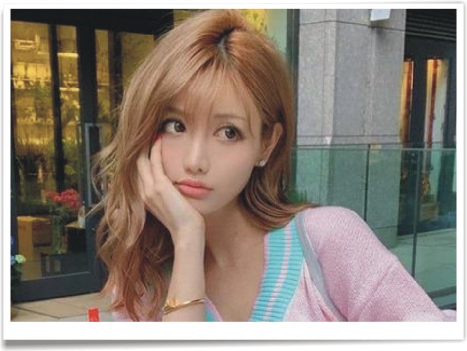 今年夏季最流行的发型是时尚的微卷发,