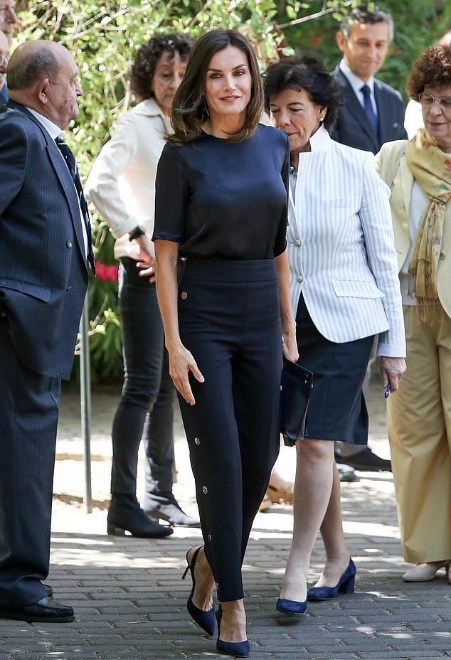 46岁西班牙王后穿衣比凯特更精彩!一身深蓝裤