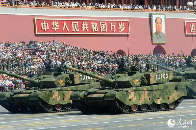 资料图:今年大阅兵式上的99az主战坦克方阵
