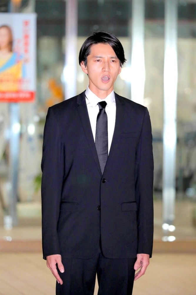 田口淳之介吸毒获释后下跪秒道歉 宣布暂退演艺圈