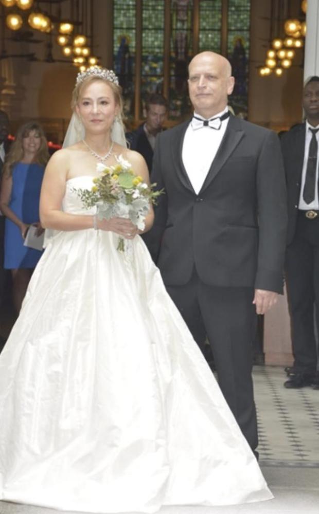 55岁翁静晶下嫁贵族何东曾孙低调办婚礼,与前夫所生两女未出席