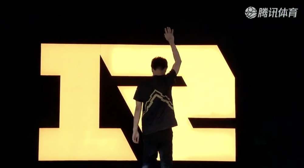 那个挺拔,洒脱的背影,被无数粉丝拍照,截图,留存下来.