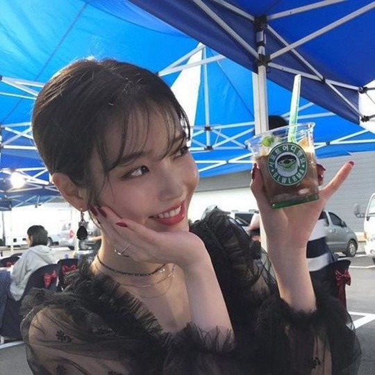 iu好人缘连收暖心咖啡车 着礼服裙晒照秒变长腿模特