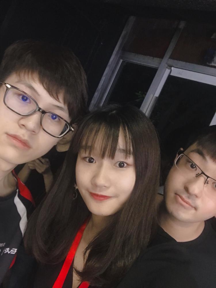 被男友安利爱上edg甜蜜电竞情侣还因热爱组战队