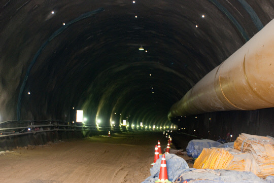 韩国最长海底隧道耗时7年贯通 全长6.9公里