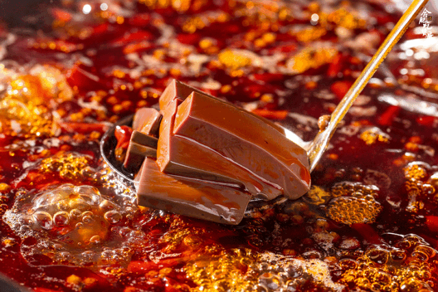 饭店里哪来的那么多鸭血,能放心吃吗?