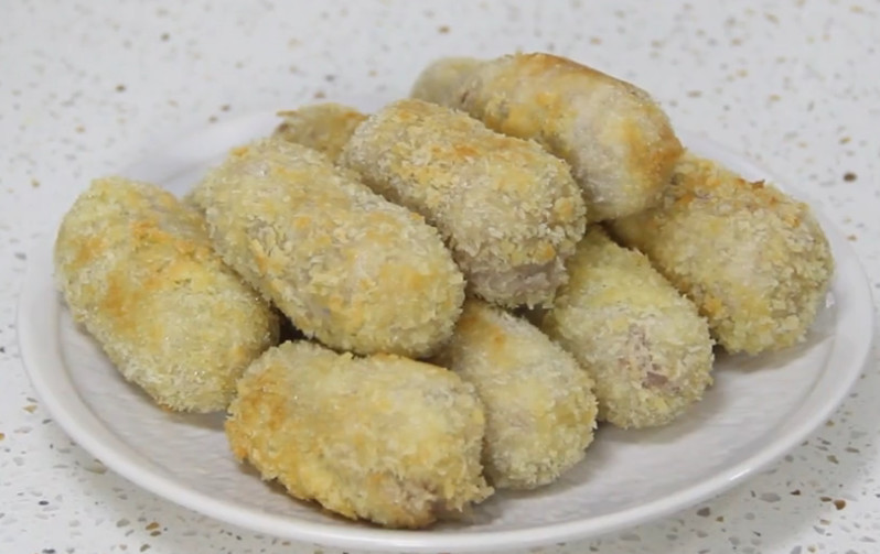 广东酒席很常见的甜点,外酥里糯深受小孩喜爱,一口塞一个很香甜