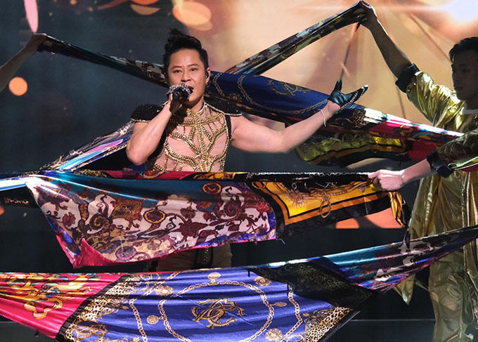 蔡一杰开show 伍姑娘台上险失守