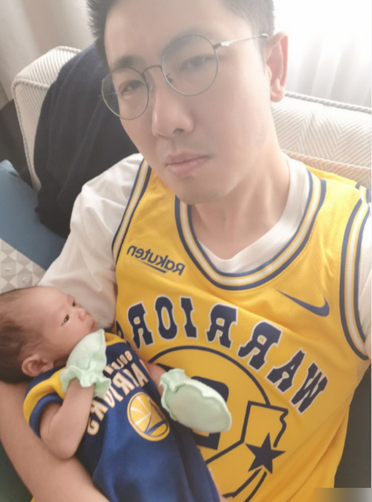 张徐宁抱着儿子看球赛 儿子小灯泡正面照曝光长得像妈妈李艾