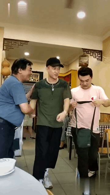 曹云金离婚后带唐菀吃散伙饭被偶遇，曹云金单身后心情看上去不错（视频/组图） - 12