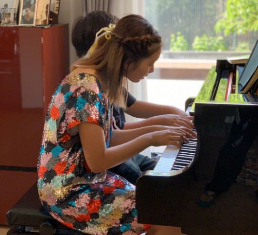 亭亭玉立黄多多,参加钢琴比赛拿奖拿到手软,大长腿抢镜