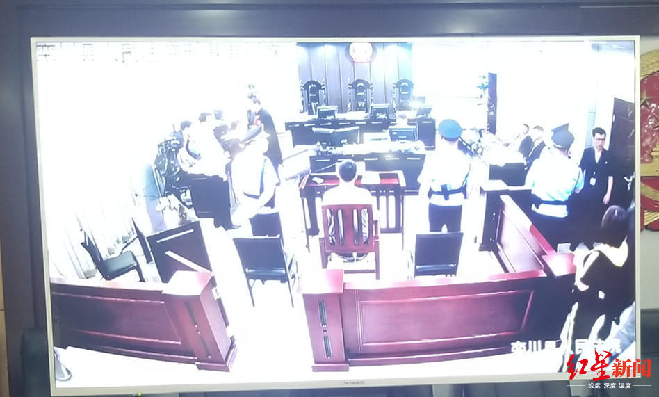 直击20年后学生打老师案庭审：向被打老师及其家属诚恳道歉