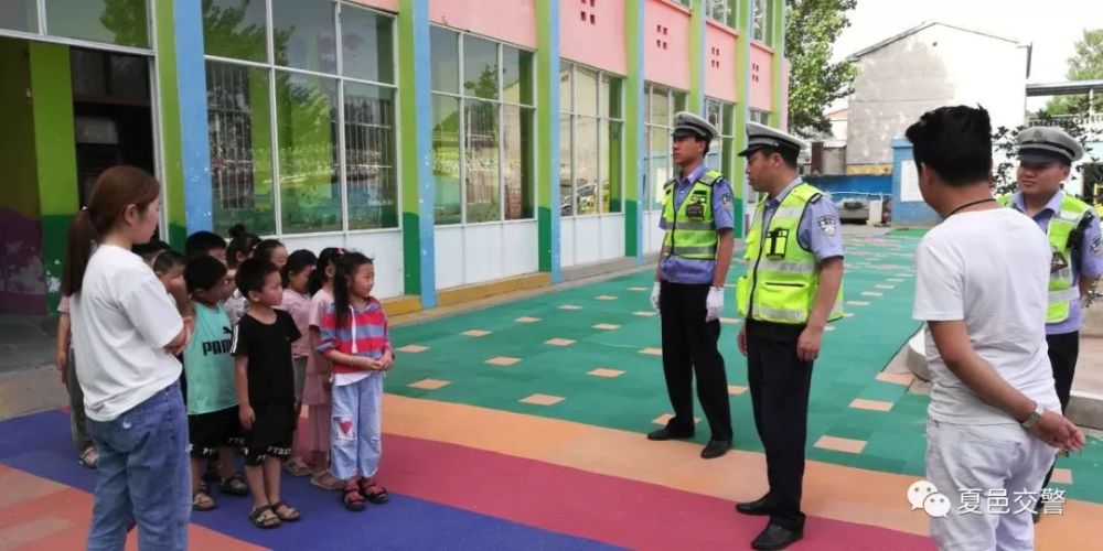 夏邑交警扎实推进夏季交通安全 七进 宣传活动