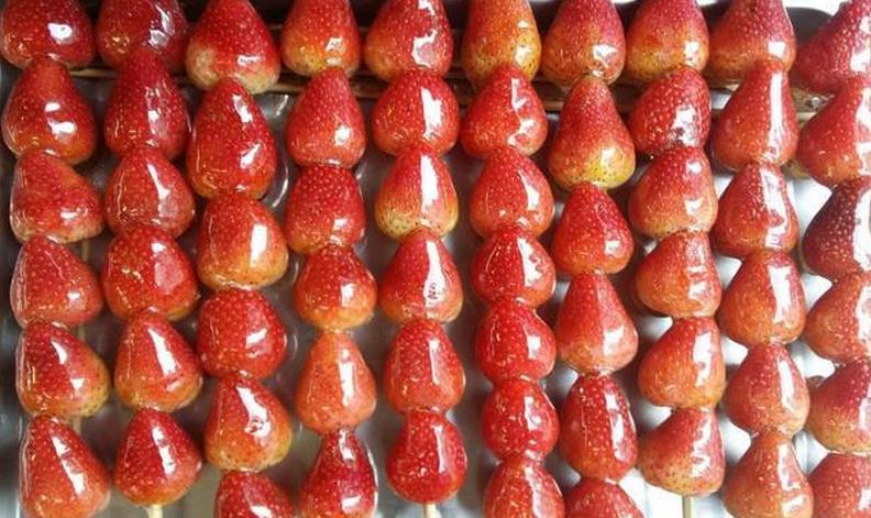 有一种馋嘴叫"冰糖葫芦",草莓10块一串,车厘子的谁吃得起?