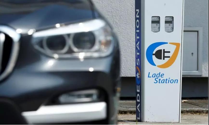德国欧宝小镇的电动汽车充电站