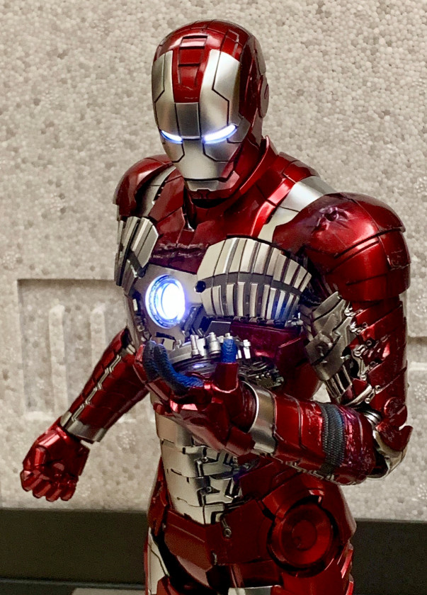 小伙晒mk5号手办,从箱子变成钢铁盔甲,看到脚后才知多精密