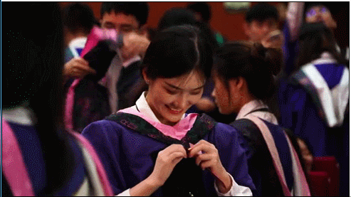 毕业生们换上学位服 ↓↓南都记者 陈辉 摄分2天14个场次进行学位授予