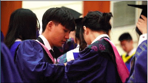 互相帮忙整理 ↓↓毕业生们换上学位服 ↓↓南都记者 陈辉 摄分2天14