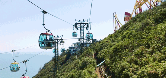 体力消耗较大,因此越来越多的游客青睐于乘坐景区交通,如:观光电梯