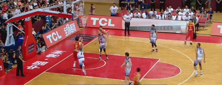 王哲林暴扣王哲林篮下完成暴扣.