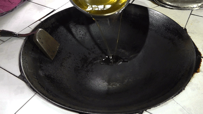 【9】我们在锅中加入宽油