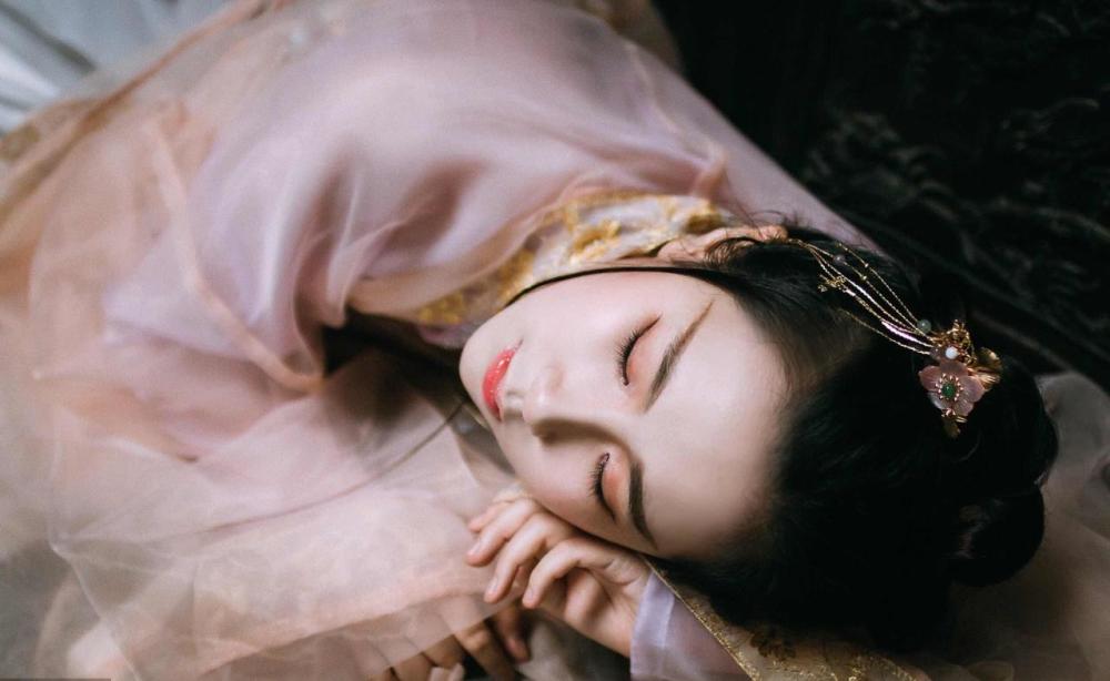 小编这次选的汉服美女都是比较淡雅的,素净之中颇有女子的柔和.