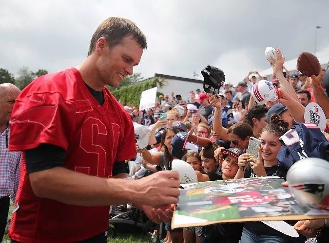 新英格兰爱国者队(new england patriots)四分卫汤姆·布雷迪(tom