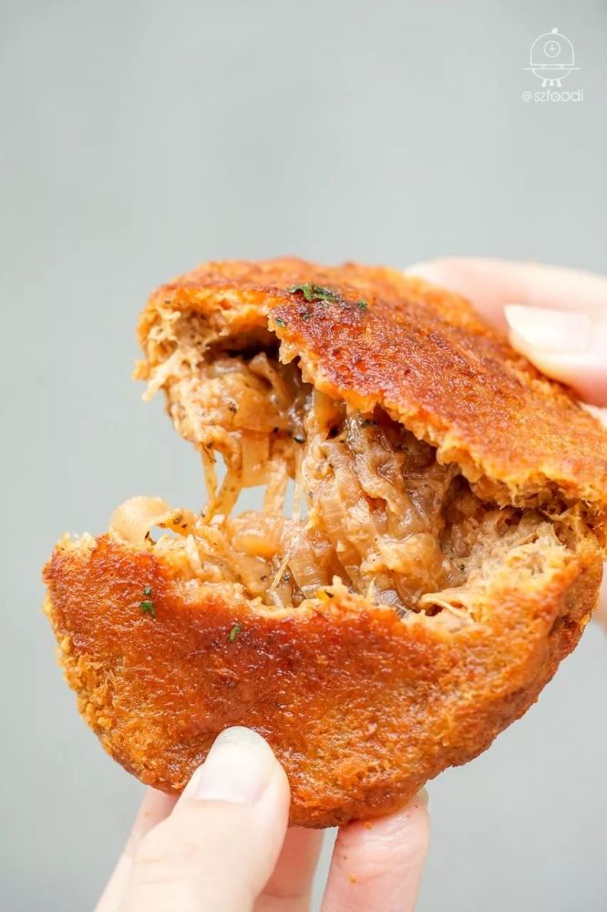 刚炸出锅的可乐饼超级烫手,不过这次油是真的,氮素素低脂的橄榄油.