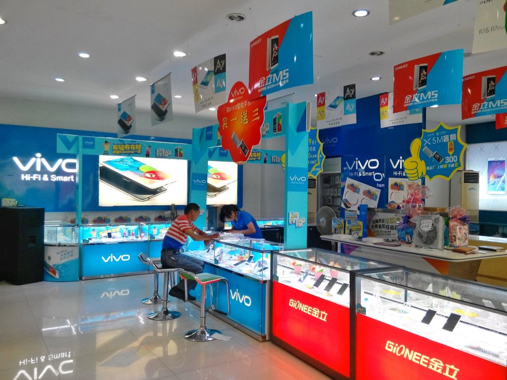 大街上手机专卖店店内顾客寥寥可数是什么支撑着而不倒闭