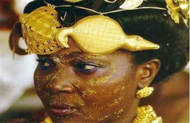 非洲酋长生活有多奢华?狮袍配手杖,娶妻戴黄金,网友:难以想象