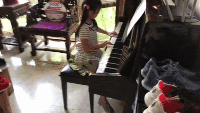 黄毅清晒女儿,梳马尾辫认真弹琴的黄芊玲美翻了,爸爸都被美到了