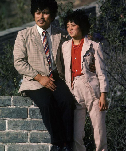 图为1985年的北京八达岭长城,一对即将步入婚礼的新人在拍摄婚纱照.