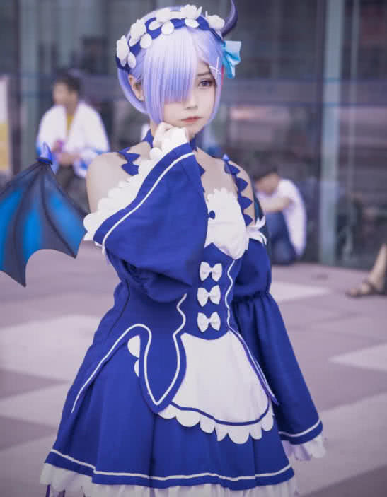 女装大佬穿"液体袜"cos恶魔蕾姆,看到这双腿,挪不开眼