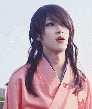 何洛洛颜值真能打,看到唯一"女装照",网友:妈妈,我想娶他!