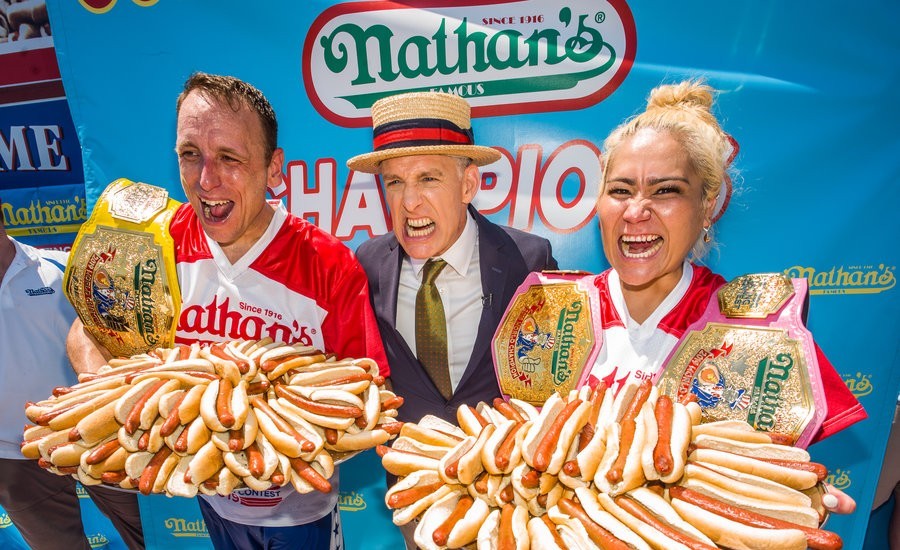 美国大胃王比赛,冠军连吞71个热狗,持续12年夺冠!