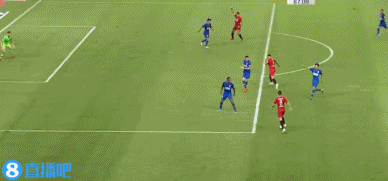 第90分钟,胡尔克禁区内被放倒,上港赢得点球,胡尔克放弃帽子戏法的