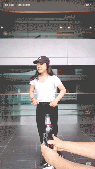 踢瓶盖挑战实拍图首先先看看我们的特邀小哥哥帅气的回旋踢瓶盖.