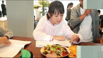 杨紫在片场实在是太能吃了,李现忍不住吐槽"你不能矜持一点吗"