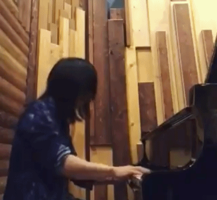 56岁神级作曲家自拍美呆网友 然而真相让人落泪