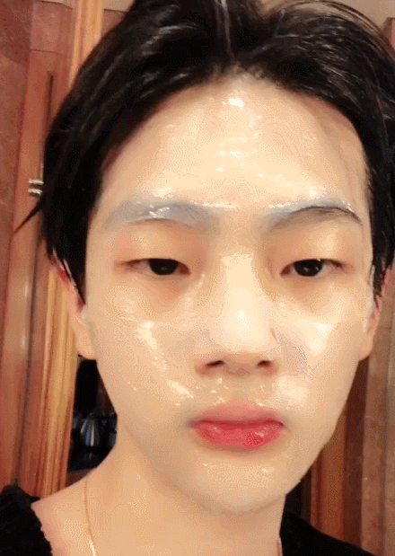 还嫌周震南不精致?求你看看他敷面膜的方式,简直就是宝藏男孩!